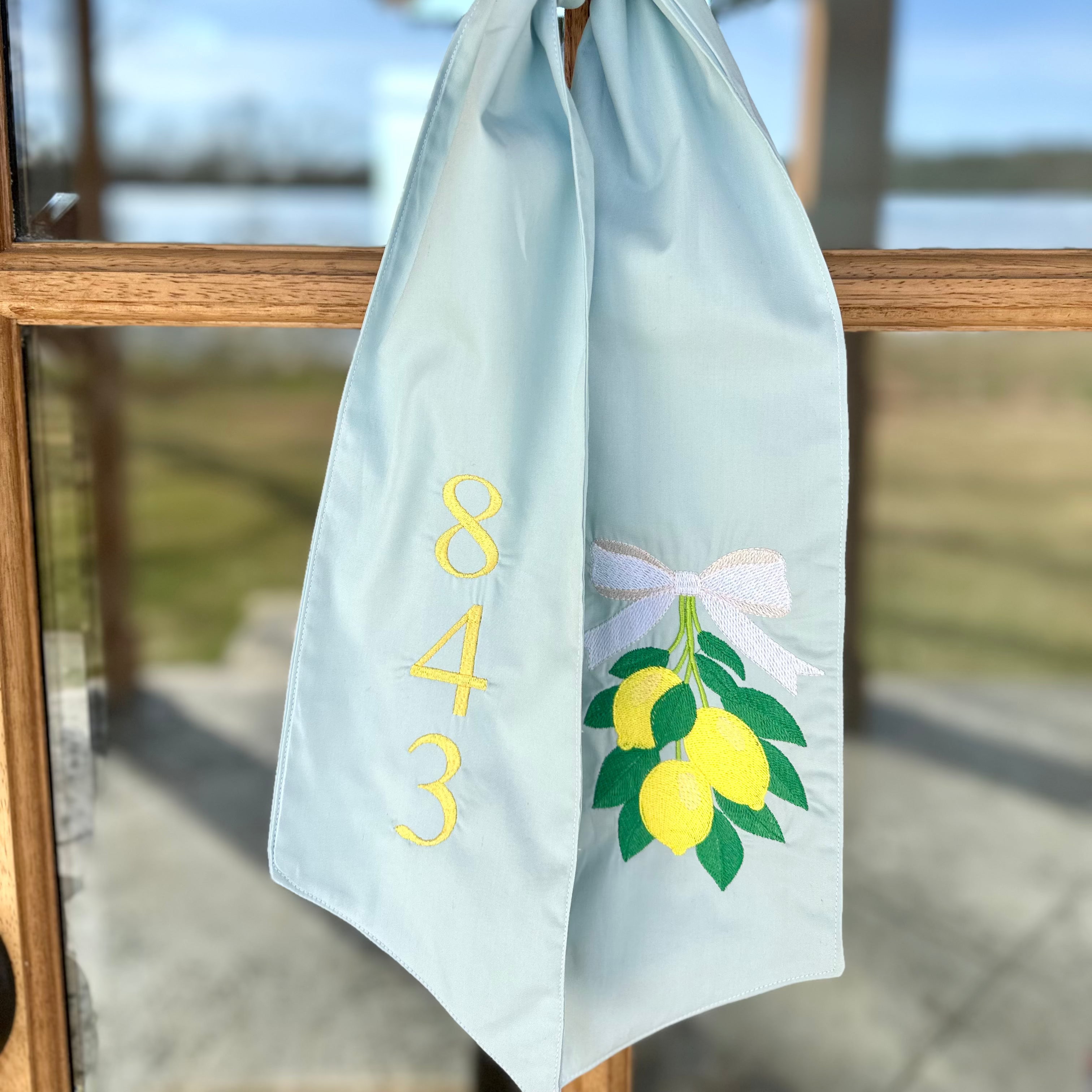 Blue wreath dash with lemon design